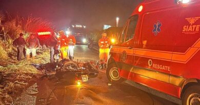 Motociclista morre esmagado por carreta após tentativa de ultrapassagem em rodovia