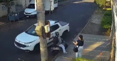 Vídeo – Assaltante é atropelado ao tentar roubar vítima