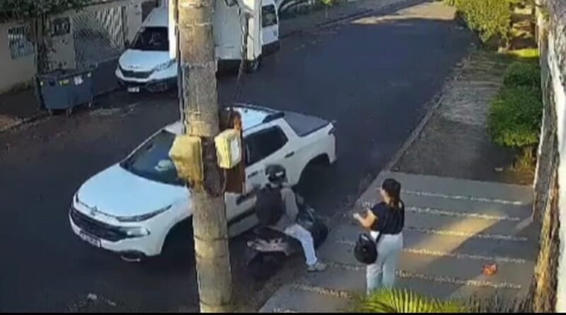Vídeo – Assaltante é atropelado ao tentar roubar vítima