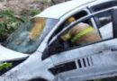Carro capota e cai em ribanceira na MGC-120, próximo a Ferros; três pessoas ficam feridas