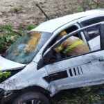 Carro capota e cai em ribanceira na MGC-120, próximo a Ferros; três pessoas ficam feridas